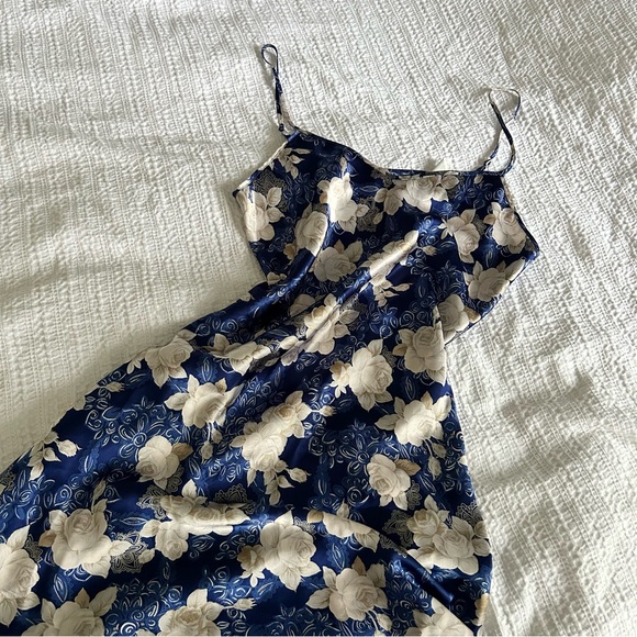 Adonna Medium Silky V-line Long Blue Dress with Roses - Picture 8 of 13